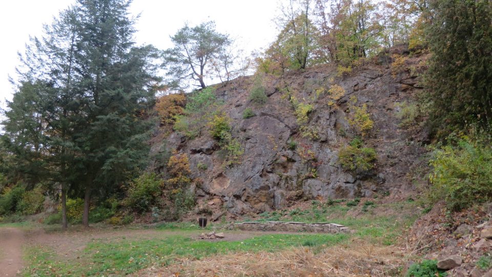 Někdejší kamenolom na úbočí Křížového vrchu poblíž moravskotřebovského hřbitova
