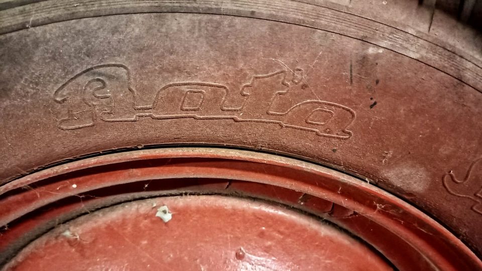 Originální pneumatiky značky Baťa na čerpadle
