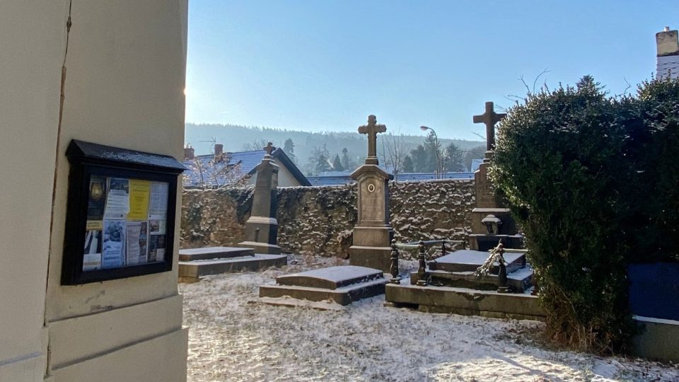 Hřbitov u kostela v Řevnicích
