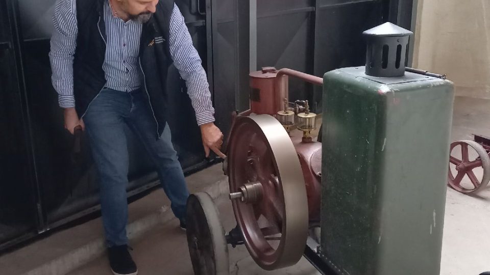 Práci stabilního motoru nám předvedl ředitel muzea Ivan Berger