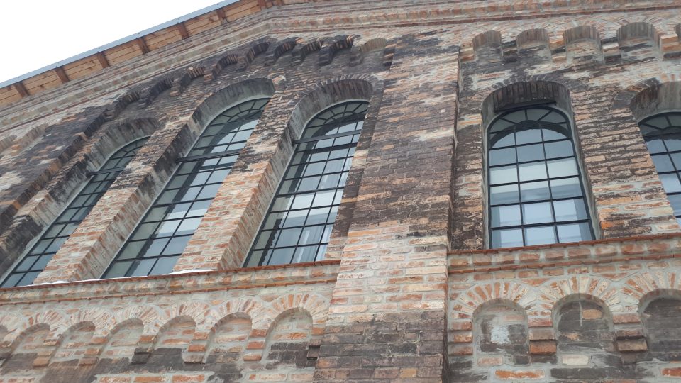 Východní fasáda strojovny kladenské Vojtěšské huti rekonstrukcí získala svůj původní vzhled