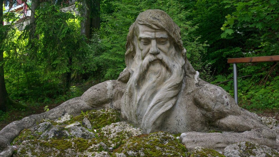 Socha Krakonoše od trutnovského sochaře Zeippelta v Janských Lázních