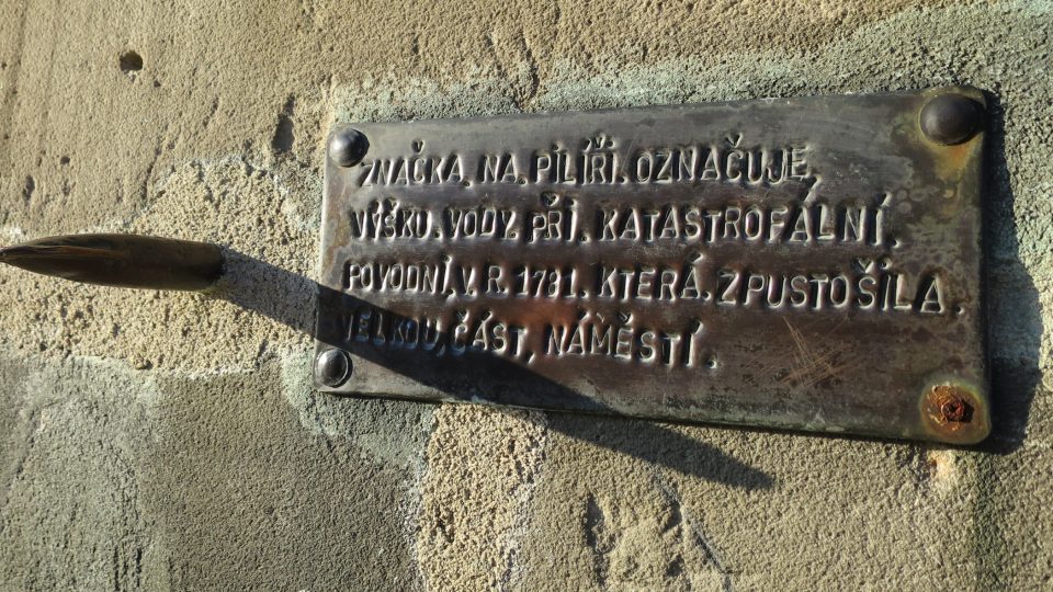 Vedle českého loktu je zazděná také značka výšky hladiny rozvodněné Loučné v roce 1781