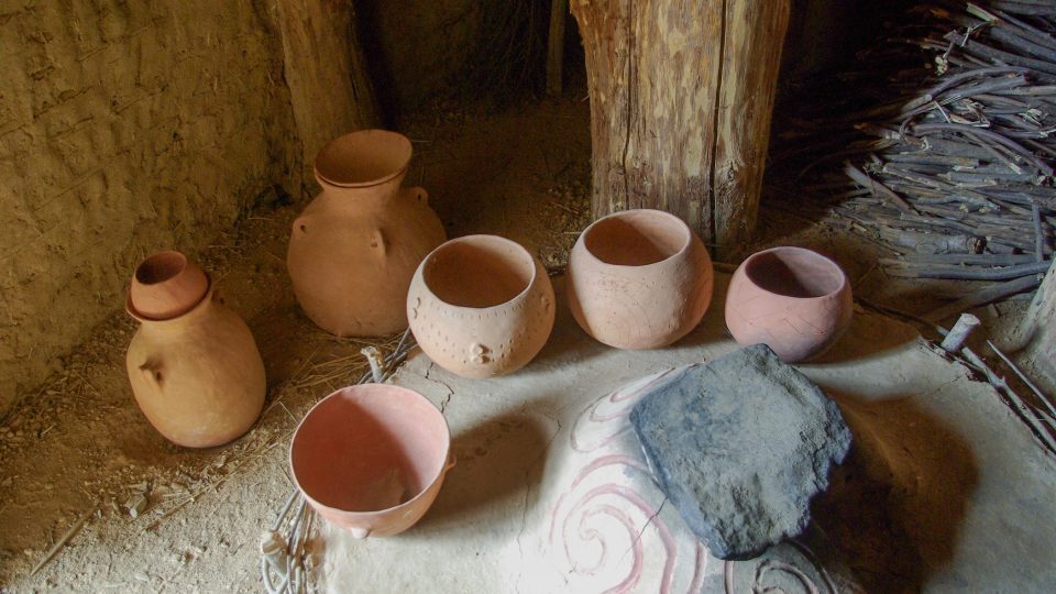 Nádoby denní potřeby v tzv. dlouhém domě z období neolitu