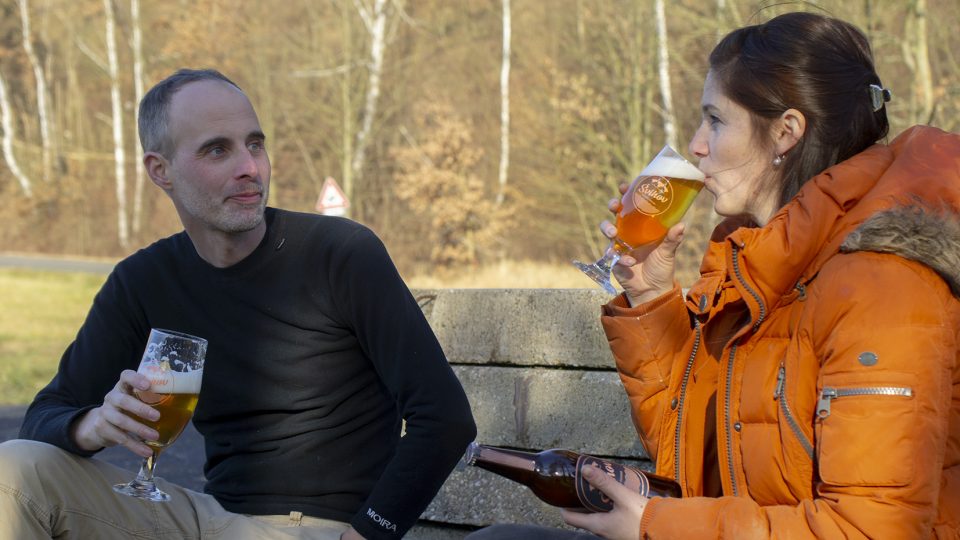 Anna a Martijn  ochutnávají svá piva