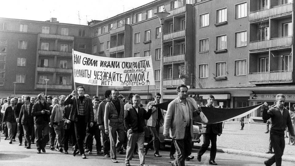 Manifestační průvod pracovníků Uranových dolů Příbram ze šachty č. 16 ulicemi města k budově Generálního ředitelství ČSUP. Na protest proti okupaci Československa zahájili 22. 8. 1968 stávku a odmítli dodávat uranovou rudu do SSSR