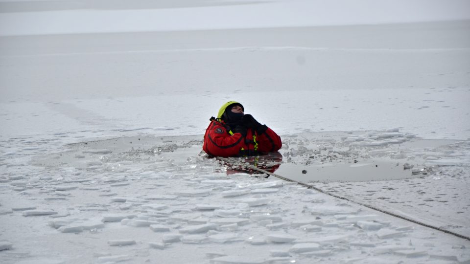 Hasiči z Milovic trénují záchranu lidí na prolomeném ledu na jezeře v Ostré