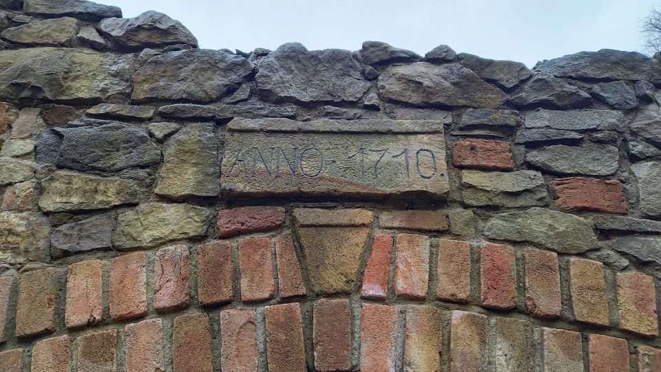 Kámen na vchodem do hradu značí datum jeho založení