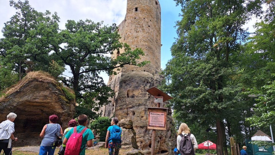 Zřícenina hradu Valečov je oblíbeným turistickým cílem
