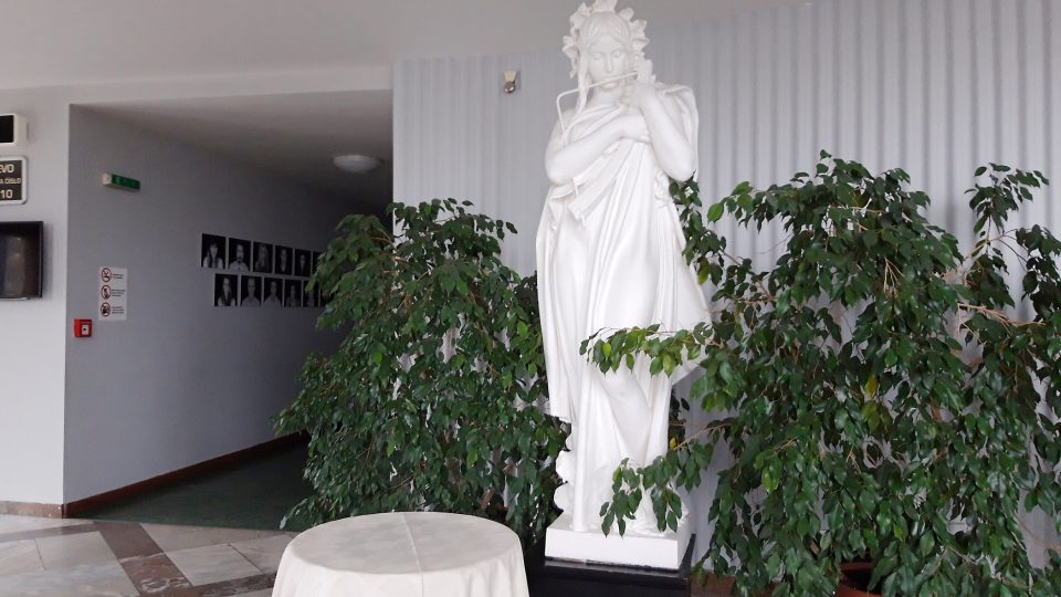 Reprezentativní ráz divadelního foyeru dotváří mramorová podla a sádrový odlitek Myslbekovy sochy Hudby. Bronzový odlitek této sochy zdobí Národní divadlo