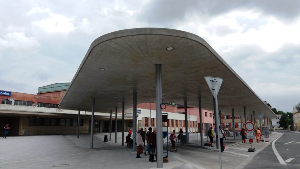 Nový autobusový terminál sousedí s odbavovací halou vlakového nádraží