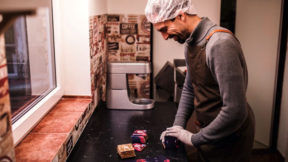 Pavel Bartoš při ručním balení čokolády