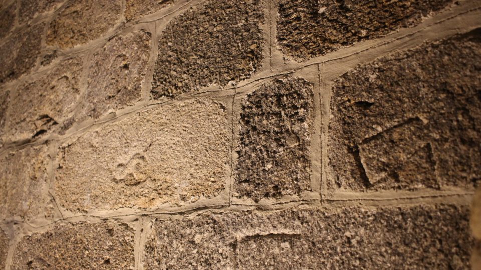 V bazilice je asi 600 kamenických značek