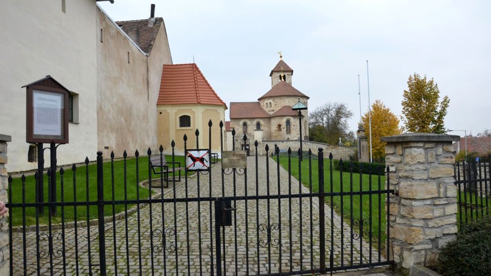 Před kaplí stojí dřevěná zvonička nesoucí jméno Mistra Jana Husa