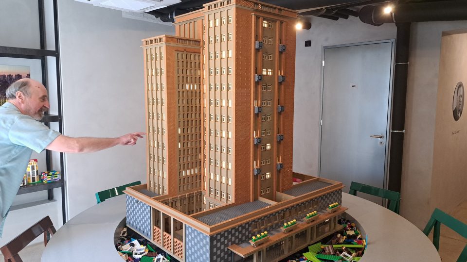 Průvodce Jiří Mika na modelu věžáku z LEGA ukazuje vzorový byt