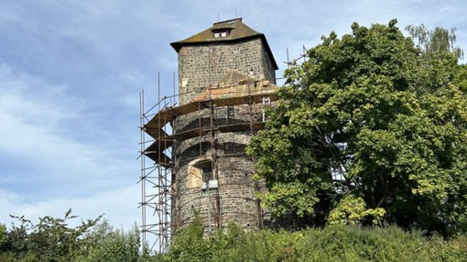 Rotunda v Týnci nad Sázavou dostává novou šindelovou střechu, stejně tak i sousední románská věž
