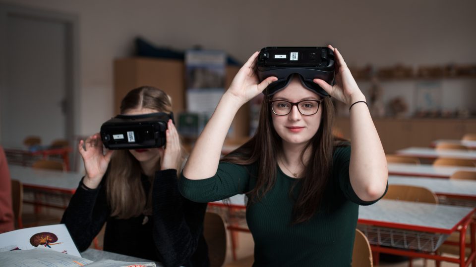 Brýle studentů a brýle pedagoga mohou být propojené. Studentům se tak zobrazuje to, o čem učitel hovoří 