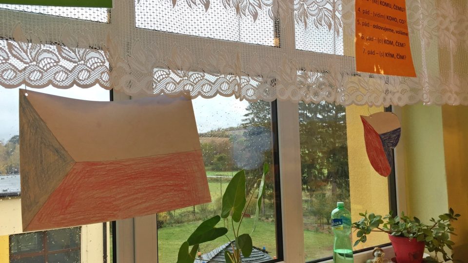 Několik set vlajek vyrobili školáci v Louňovicích pod Blaníkem