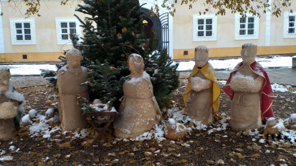 Litvínovský zámek zve na tradiční výstavu nazvanou Vánoce po celý rok. Začíná už na nádvoří