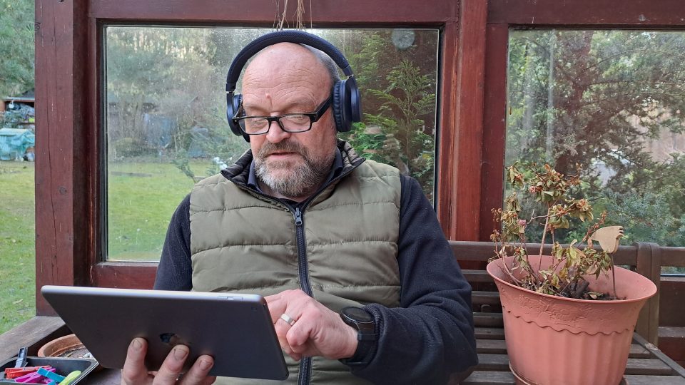 Oldfluencer Vašek ukazuje seniorům, jak mohou být moderní technologie užitečné