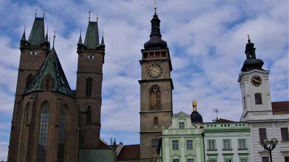 Panorama na jihozápadní straně Velkého náměstí, jehož součástí je i renesanční Bílá věž