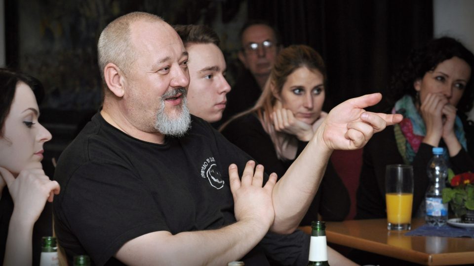 Pricipál Petr Matoušek uprostřed souboru Divadýlko na dlani na rozborovém semináři