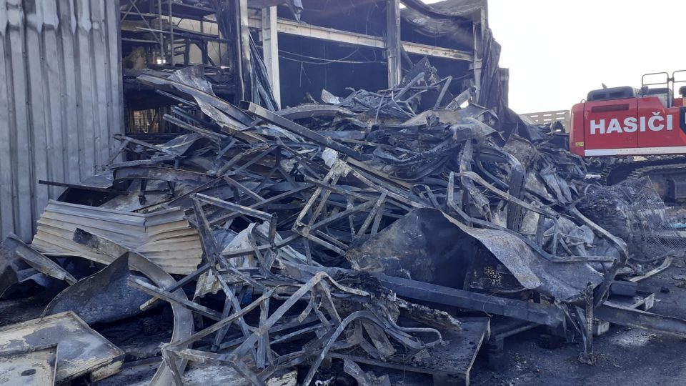 Vyhořelá průmyslová hala v obci Žebrák