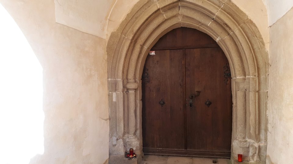 Gotický úztupiový portál stojí v místě, kde kdysi býval volný prostor mezi věžemi