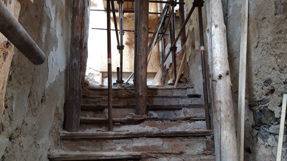 Opravou projde i schodiště do prvního patra. Překližka ukrývá i fresku, jejímž autorem by měl být Mikoláš Aleš - foto Bára Kvapilová.jpg