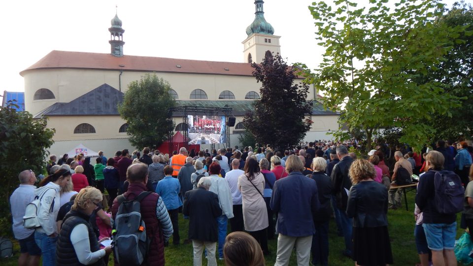 Věřící sledují mši při příležitosti svatováclavské pouti ve Staré Boleslavi