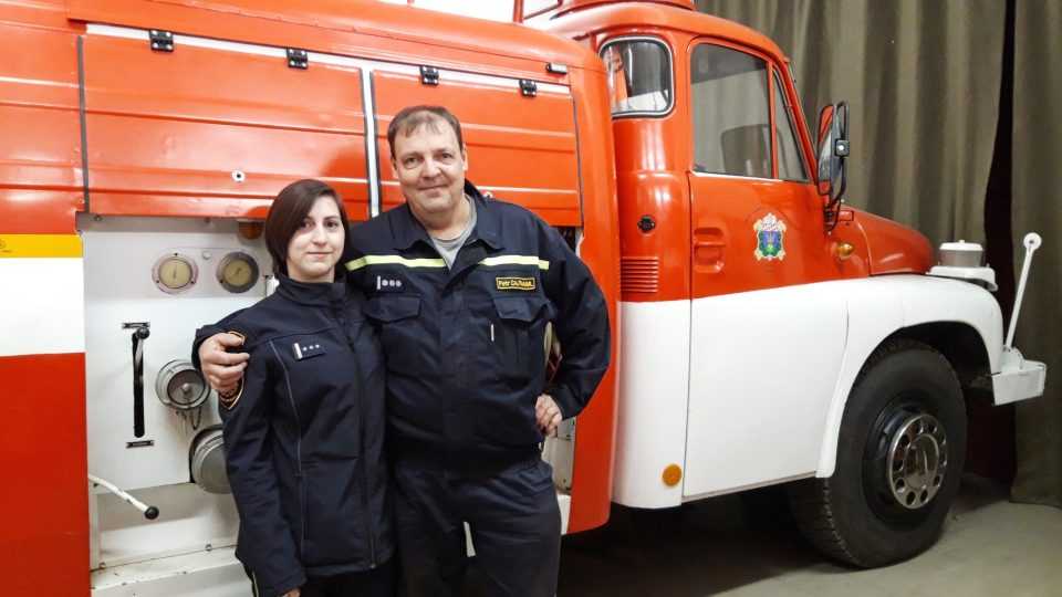 Dobrovolná hasička Jitka Rajglová s velitelem výjezdové jednotky Petrem Cajthamlem