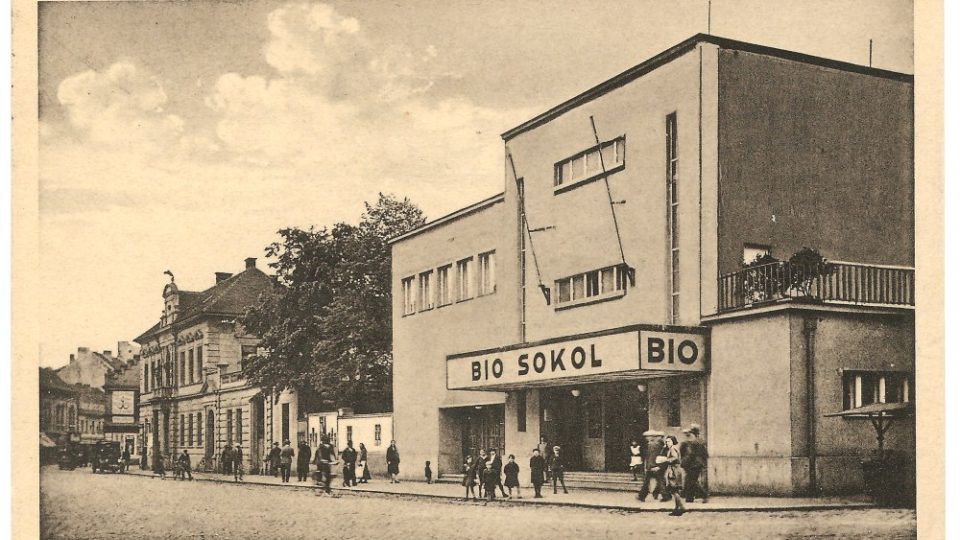 Bio Sokol bylo prvním ozvučeným kinem v Kladně. Mládež pravidelně mířila na každý film - dobová pohlednice 
