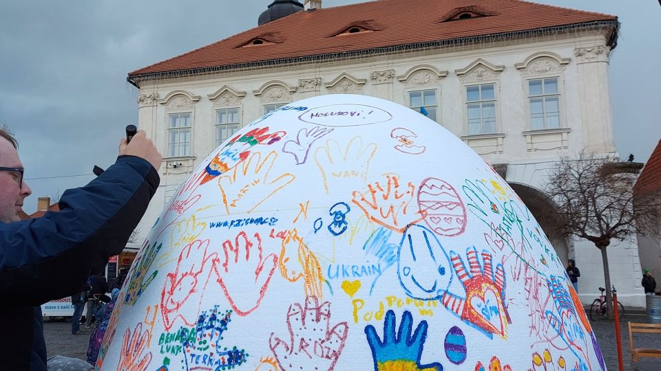 Každý mohl přispět k výzdobě velkého vejce na náměstí