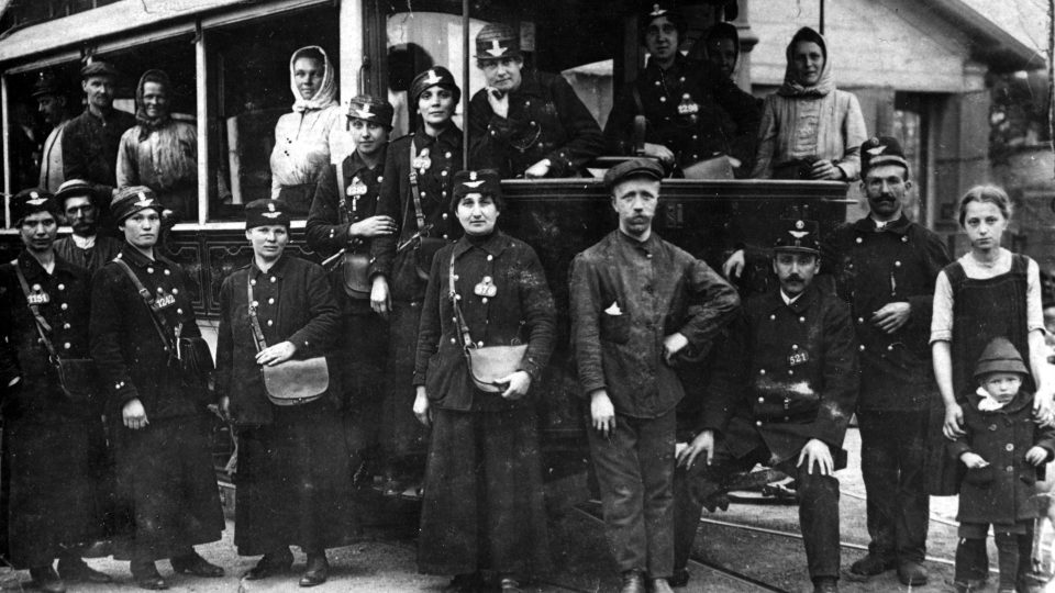 Konduktérky ve vozovně Strašnice kolem 1916