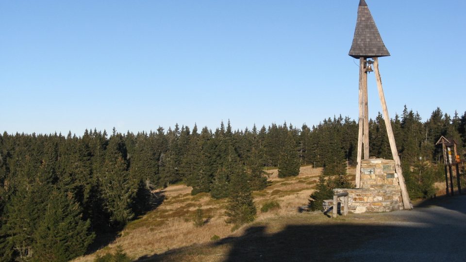 Zvonička postavená na paměť horolezcům, kteří zahynuli v horách celého světa