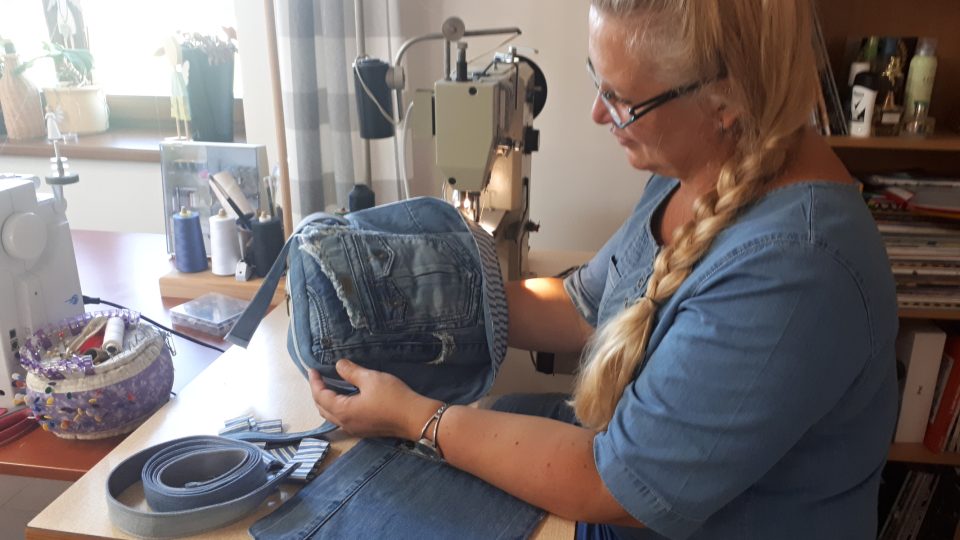 Radana Švecová při šití džínové kabelky
