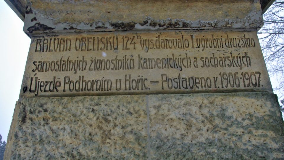 Na boku pomníku jsou vytesané i nápisy, které se vztahují k historii Riegrova obelisku