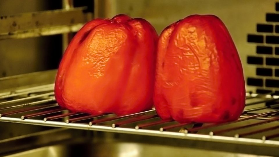 Papriky pečeme v celku bez tuku 8 – 10 minut v troubě při 180 °C