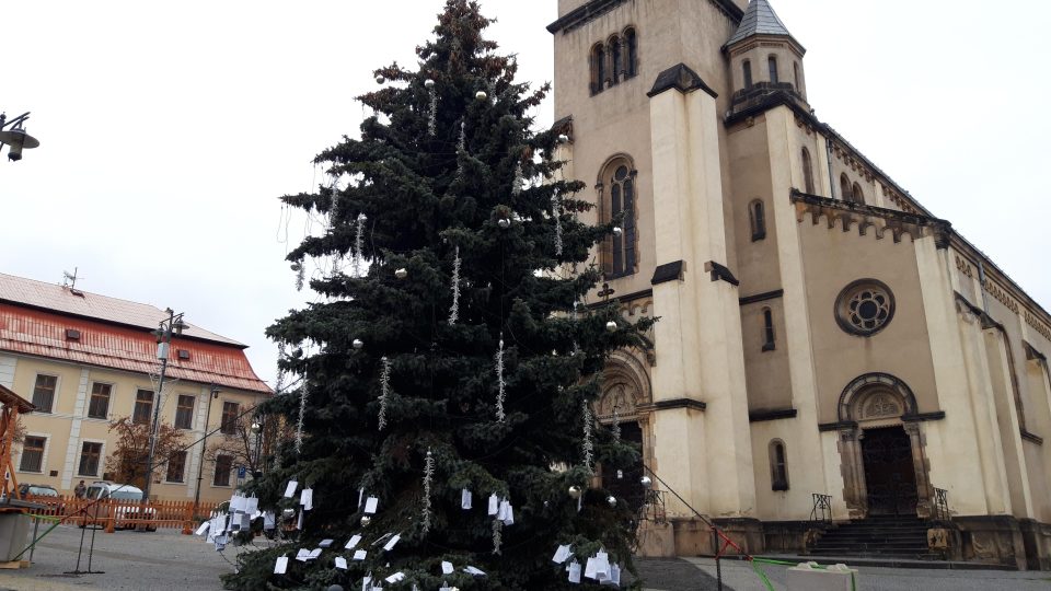 Vánoční strom v Kladně je i letos ověšený přáníčky dětí z dětských domovů