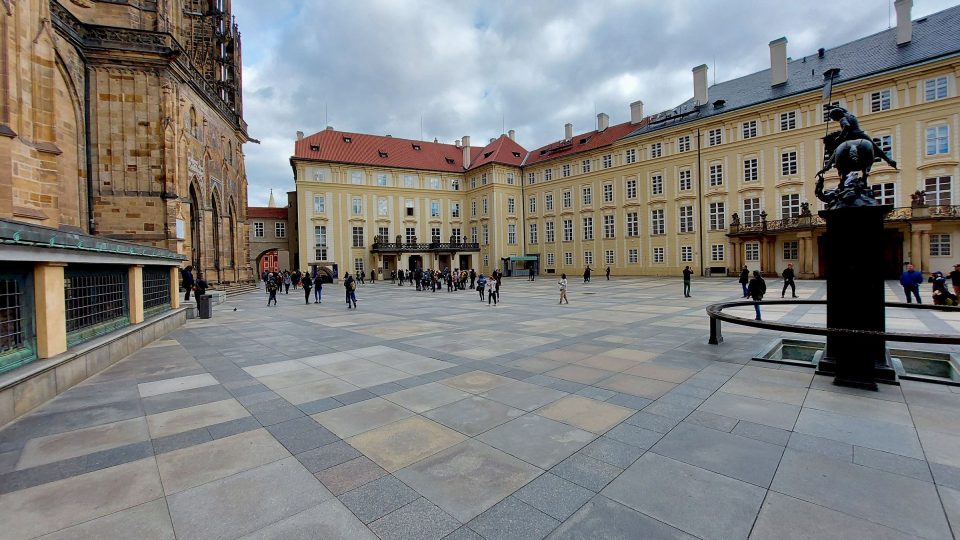 Starý královský palác (uprostřed), jehož součástí je Vladislavský sál