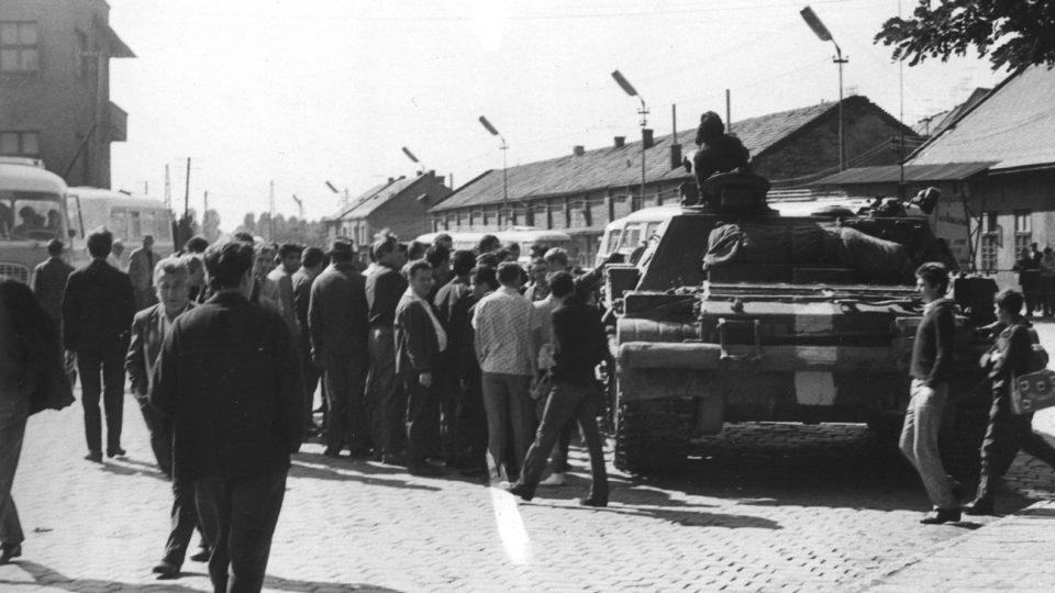 Shluk lidí u sovětského tanku nedaleko vlakového nádraží v srpnu 1968