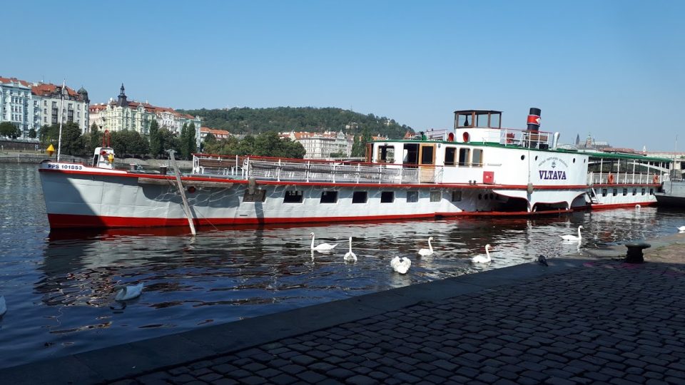 Na romantickou plavbu z Prahy na Slapy se můžete vydat parníkem Vltava z roku 1941