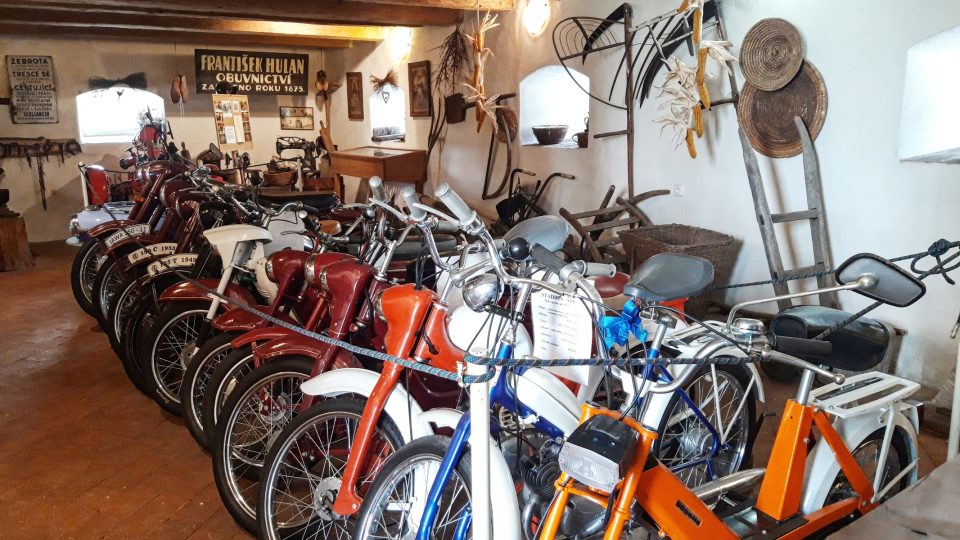 V přízemí Váchova špejcharu mohou návštěvníci obdivovat historické motocykly
