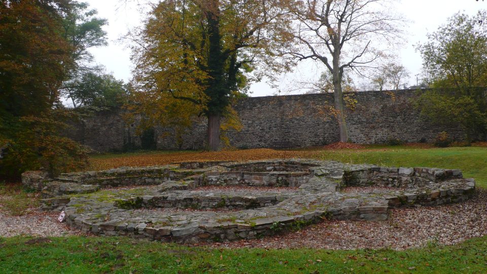 Severní zahrada se základy kostela sv. kříže z 11. století