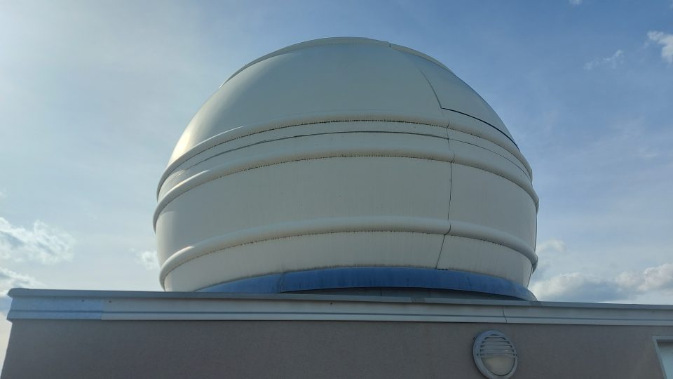 Dalekohled na střeše Astronomického ústavu AV ČR v Praze