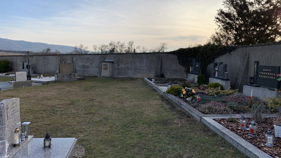 Ohradní zeď všechovického hřbitova je také díle architekta Bohuslava Fuchse