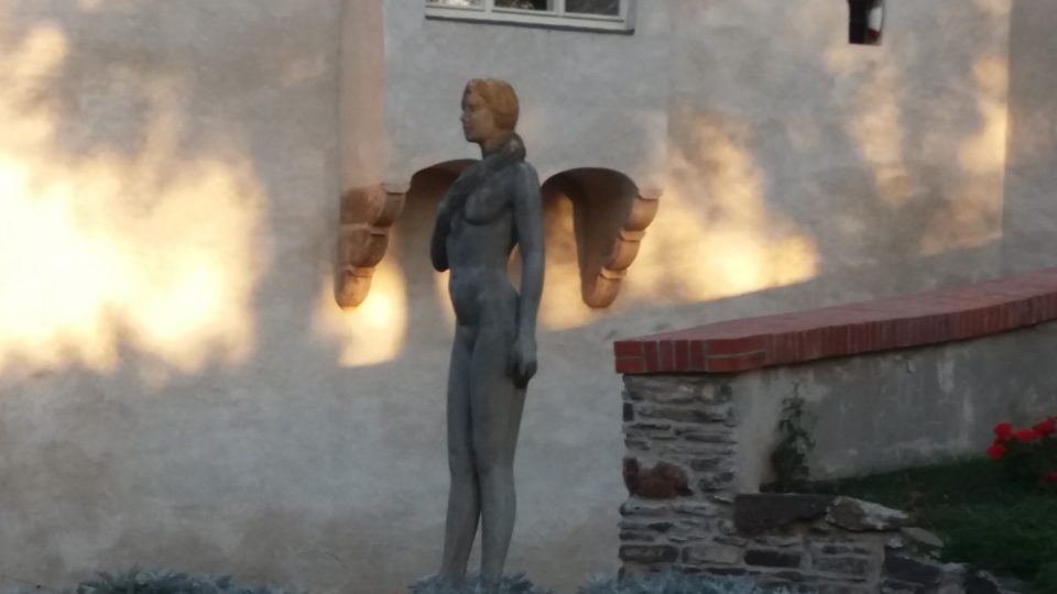 Zakladatelku zámku připomíná její socha