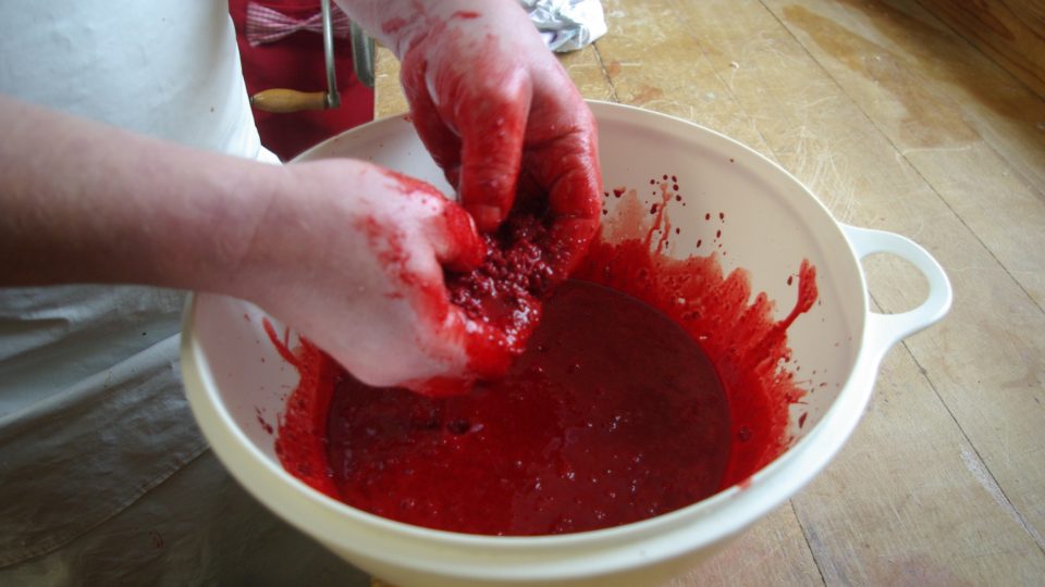 Řezník obarvuje vařené kroupy krví