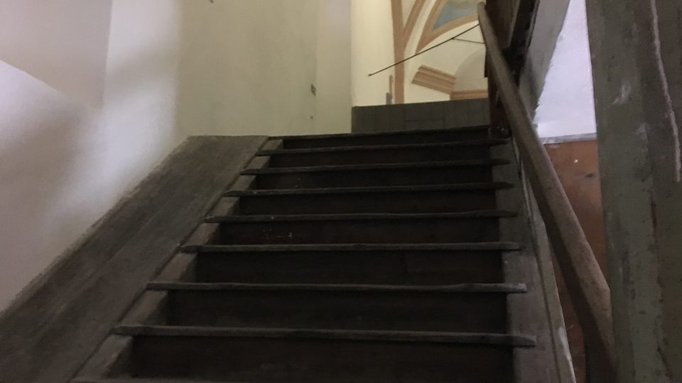Na kůr vedou původní dřevěné schody