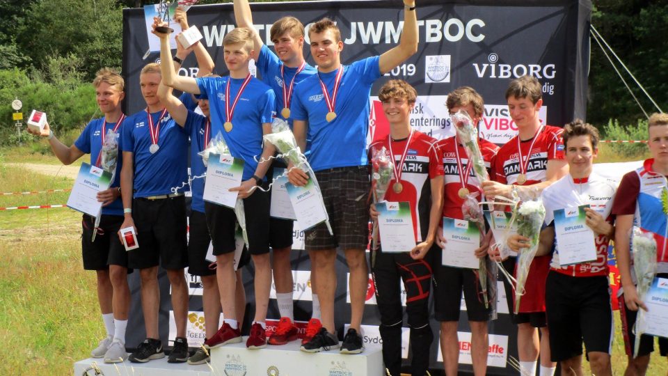 Česká výprava orientačních cyklistů vozí domů množství medailí. Juniorskou štafetu na světovém šampionátu leto rozjížděl Richard Wohanka (na prvním stupínku vpravo)